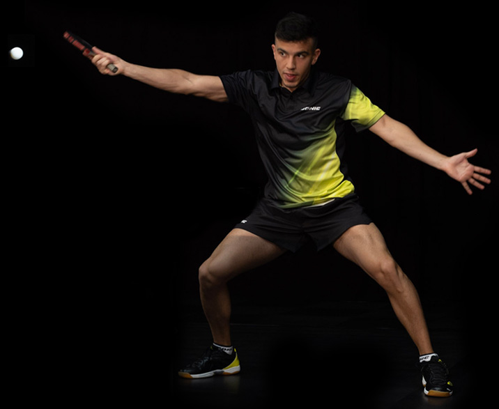 Tischtennisspieler spielt mit Bluestorm Z