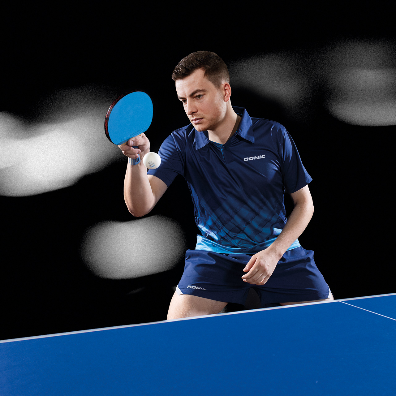 donic-poloshirt_flow-blue-models-web DONIC Poloshirt Flow marine/cyanblau player