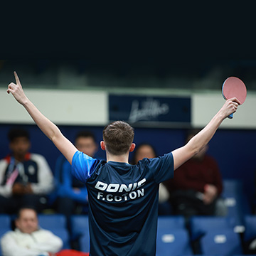 Tischtennisspieler Flavien Coton jubelt nach einem Sieg