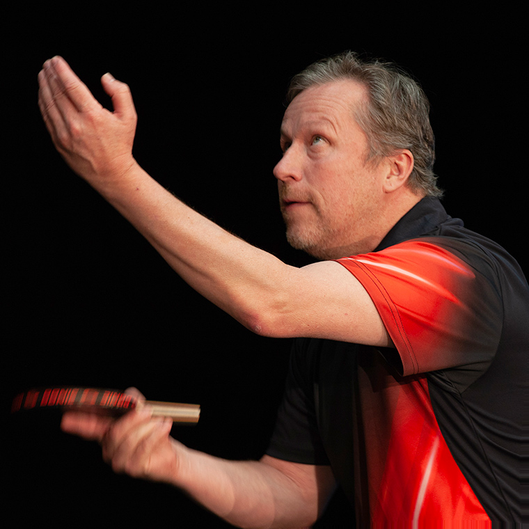 Waldner beim Aufschlag