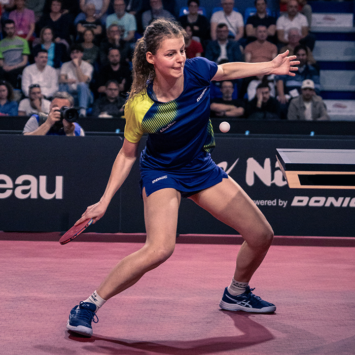 TT-Spielerin Camille Lutz am TT-Tisch