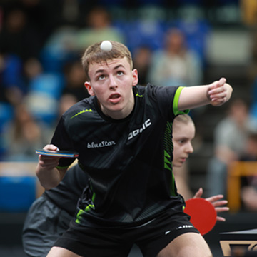 Tischtennisspieler Flavien Coton konzentriert beim Spiel